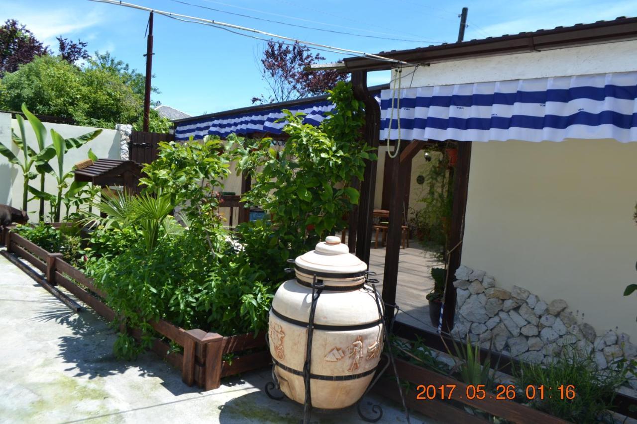 U Palycha Guest House Sukhumi Exterior photo