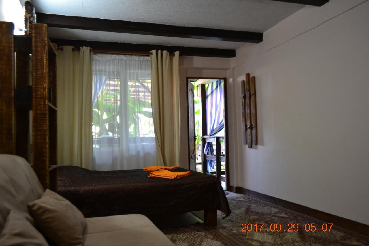 U Palycha Guest House Sukhumi Exterior photo