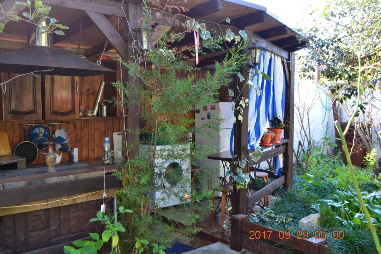 U Palycha Guest House Sukhumi Exterior photo