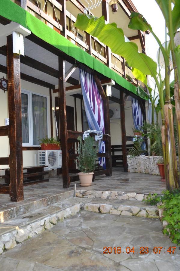 U Palycha Guest House Sukhumi Exterior photo
