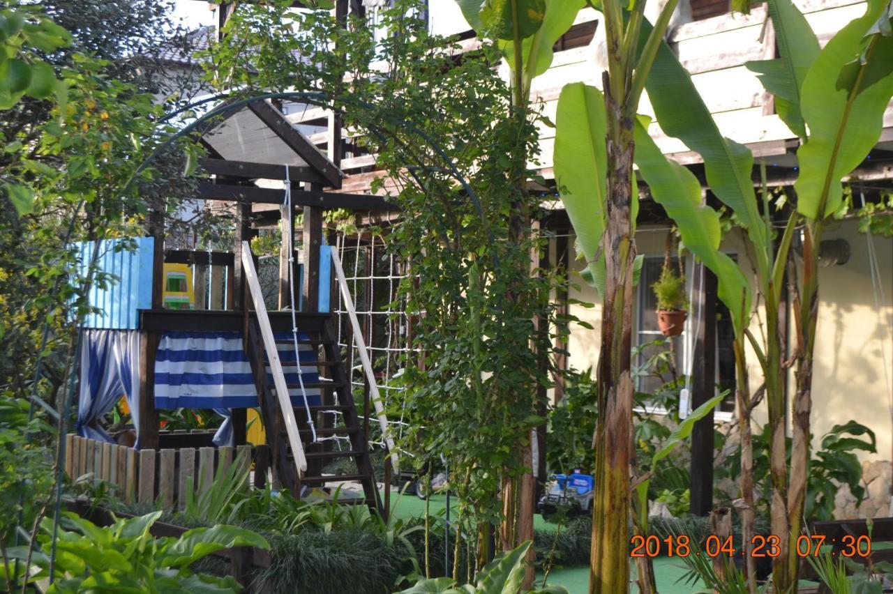 U Palycha Guest House Sukhumi Exterior photo