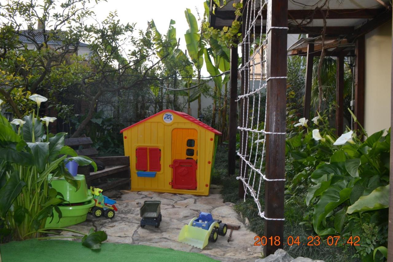 U Palycha Guest House Sukhumi Exterior photo