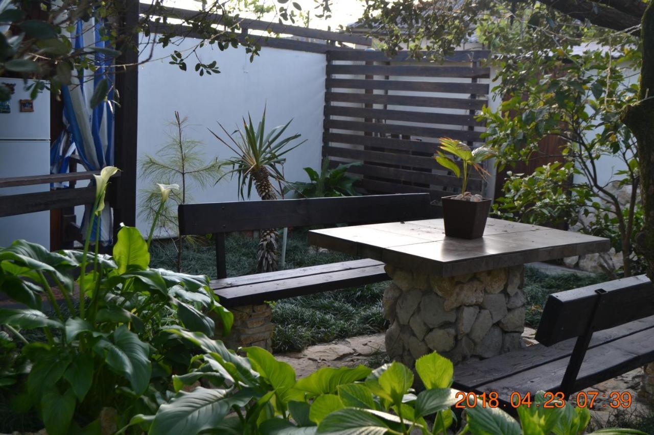 U Palycha Guest House Sukhumi Exterior photo