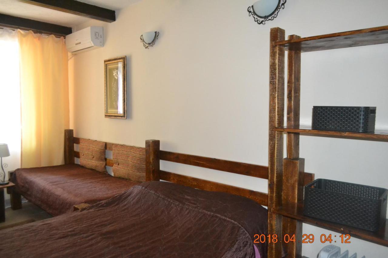 U Palycha Guest House Sukhumi Exterior photo